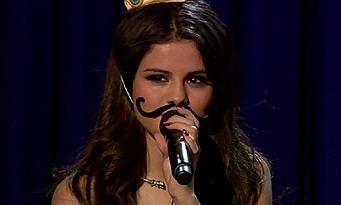 Selena Gomez en cosplay Peach pour chanter Mario Kart Love Song