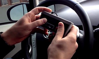 Jeux vidéo : des hackers réussissent à conduire une voiture avec une manette NES