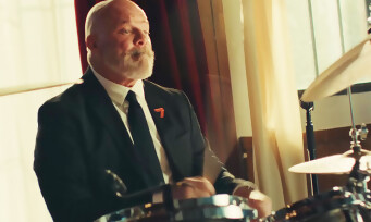 Call of Duty Black Ops 7 : de nouvelles pubs avec Philippe Etchebest, en tatoueur et batteur