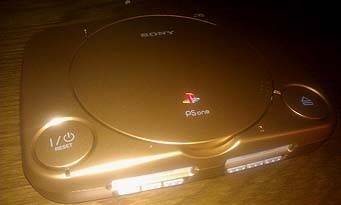 Sony drague le créateur de Minecraft avec une PSOne en or