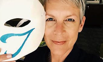 Street Fighter 5 : l'actrice Jamie Lee Curtis était à l'EVO 2015 en cosplay de Vega !